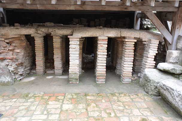 Arles antique, parcours, circuit, blog culture, test, ballade, thermes, Alyscamps, théâtre, arènes